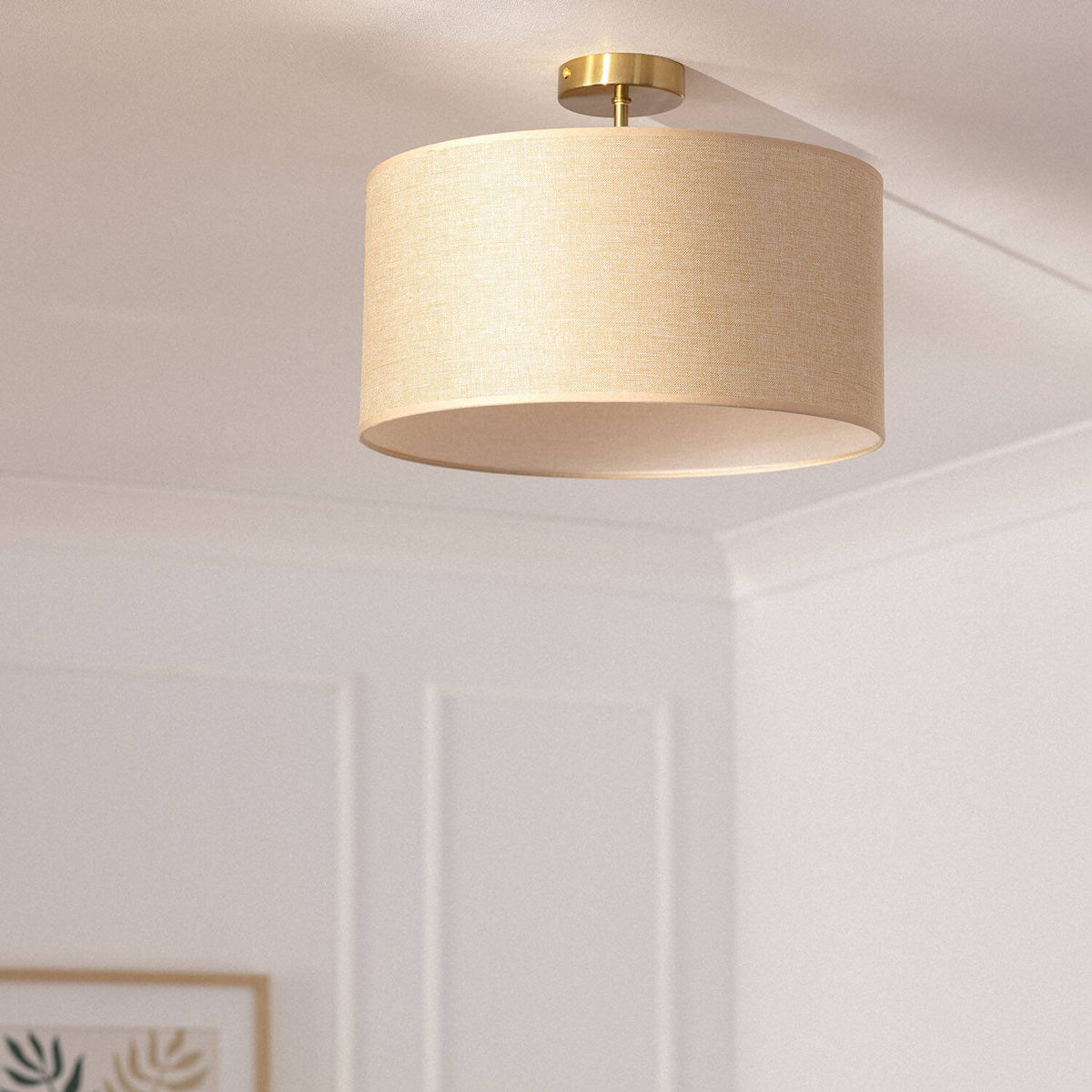 Plafón de tela beige con soporte dorado Ø40 cm E27. Vista real con la luz apagada, color y acabado originales