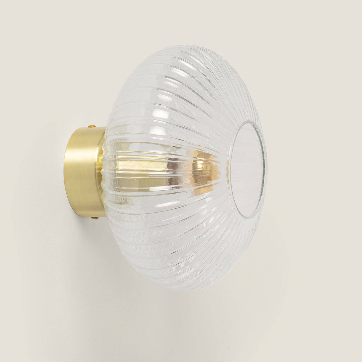 Plafón de cristal transparente estriado y metal dorado Ø24 cm E27. Vista real con la luz apagada, color y acabado originales