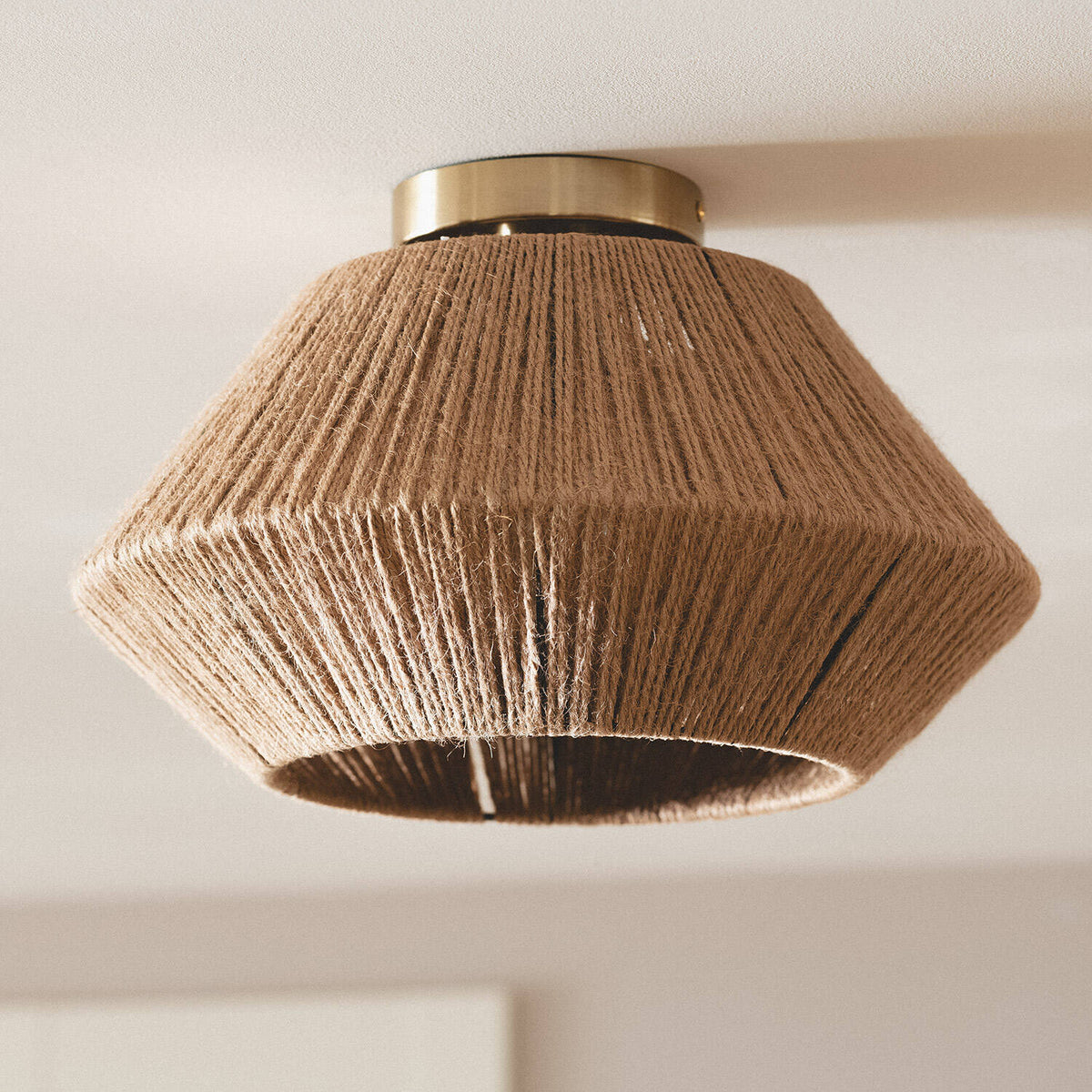Plafón geométrico de cuerda natural y metal Ø35 cm E27. Vista real con la luz apagada, color y acabado originales
