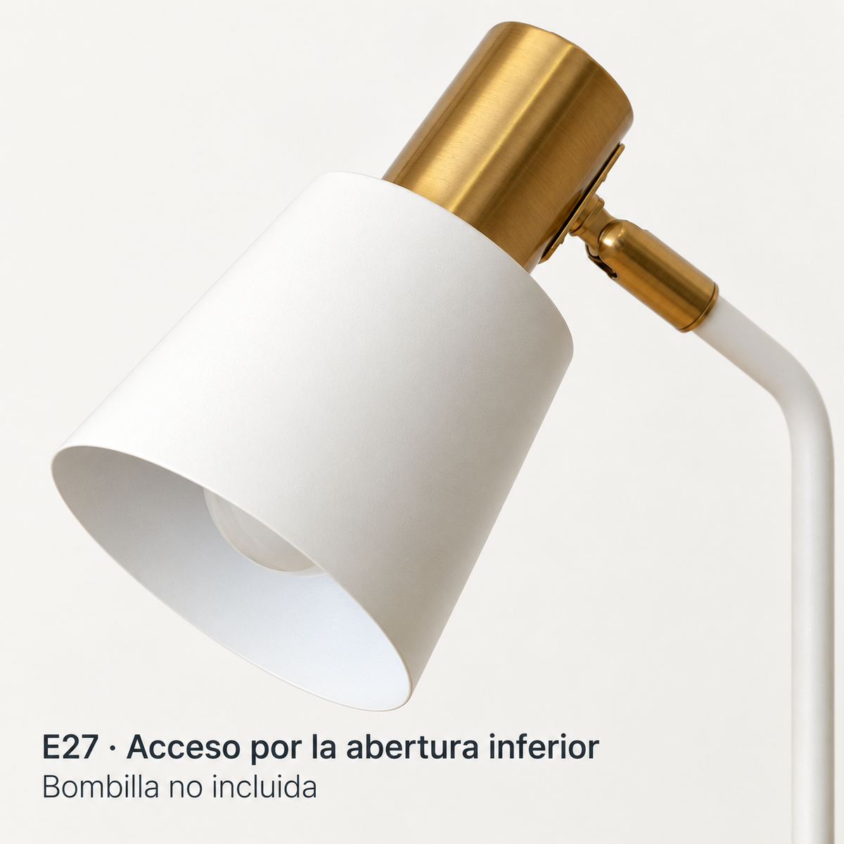 Flexo blanco y dorado de metal con cabezal orientable E27 LedsCome 20135: detalle de la abertura inferior de pantalla blanca y bombilla E27
