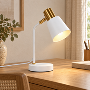 Flexo blanco y dorado de metal con cabezal orientable E27, vista en ambiente instalado