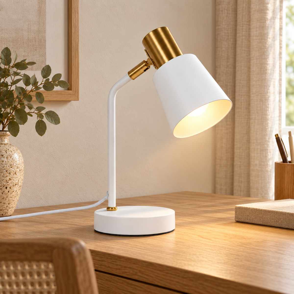 Flexo blanco y dorado de metal con cabezal orientable E27, vista en ambiente instalado