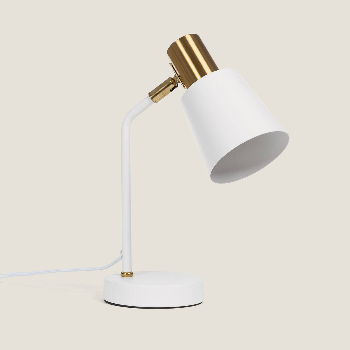 Flexo blanco y dorado de metal con cabezal orientable E27. Vista real con la luz apagada, color y acabado originales