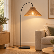 Lámpara de pie de arco exterior con pantalla de cuerda natural E27 IP44, vista en ambiente instalado
