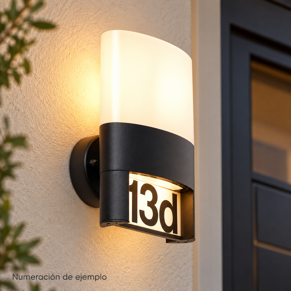 Aplique exterior LED encendido en una entrada con numeración de ejemplo 13d