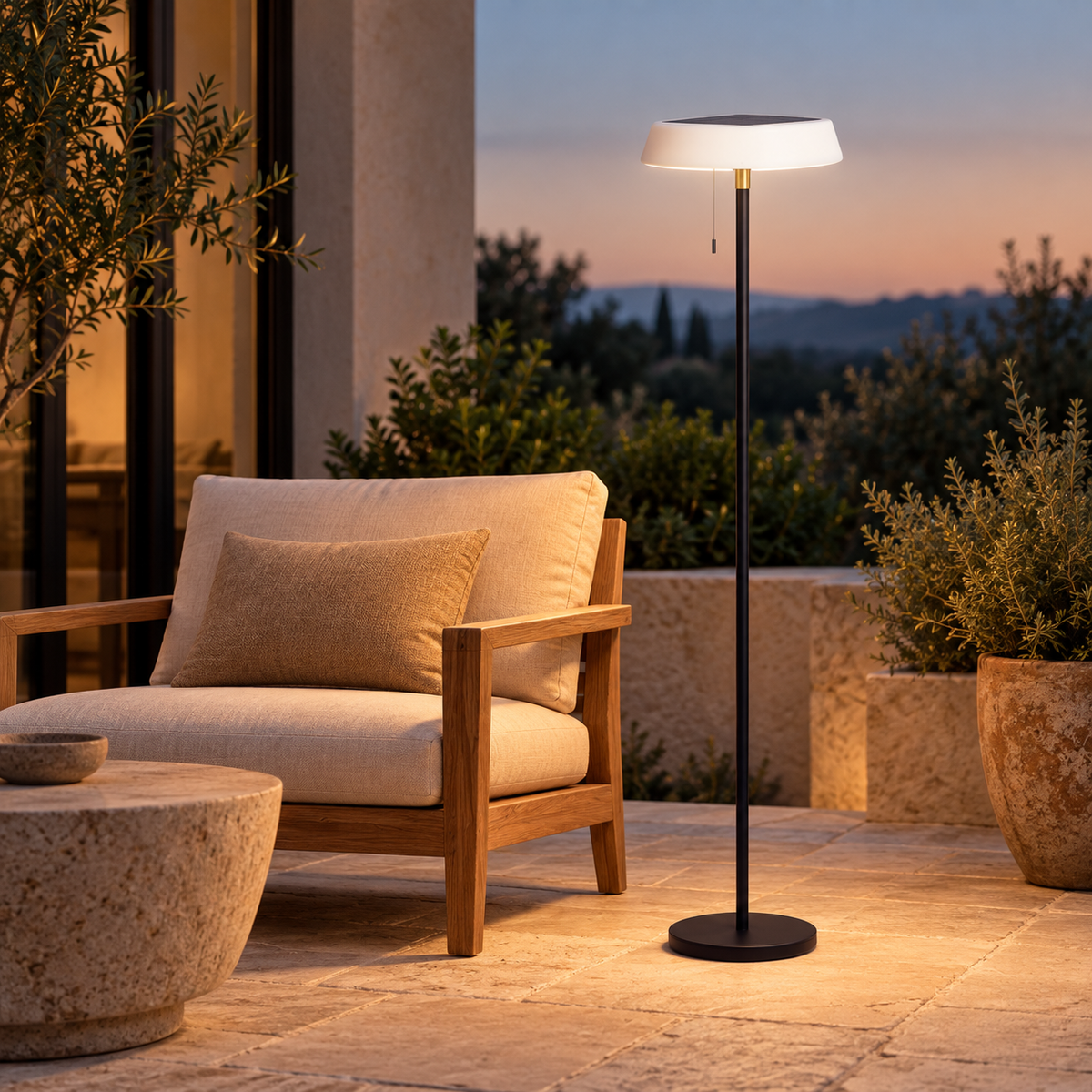Lámpara de pie solar encendida en terraza seca, representación ambiental