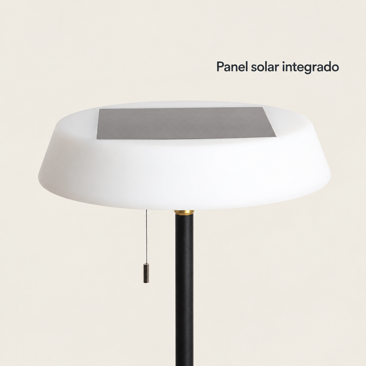 Detalle del panel solar integrado en la cabeza de la lámpara