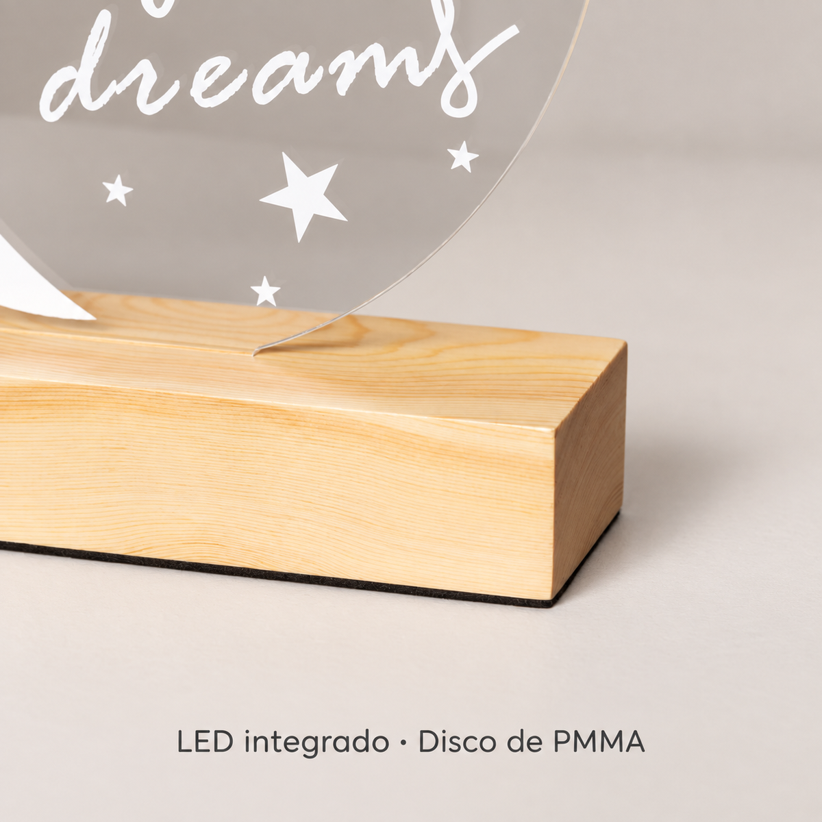 Detalle del disco de PMMA instalado en la base de madera de la lámpara LED