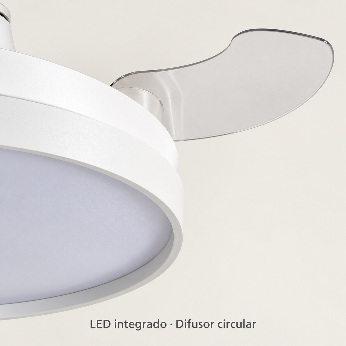 Ventilador de techo blanco con LED y aspas retráctiles, vista detalle