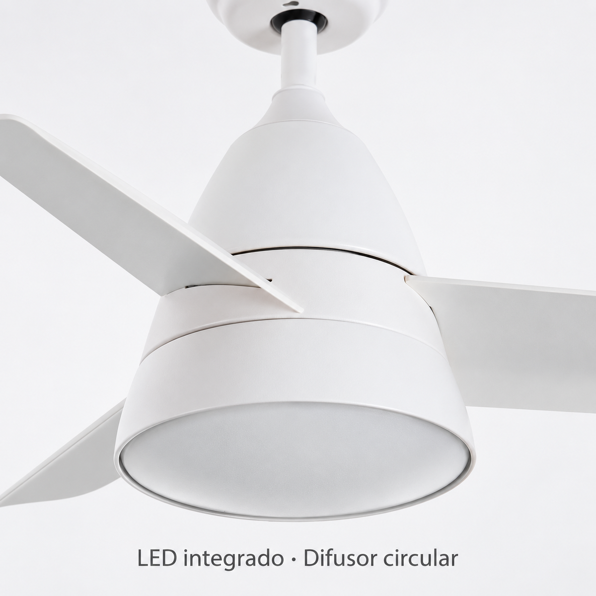Ventilador de techo blanco con LED integrado, vista detalle