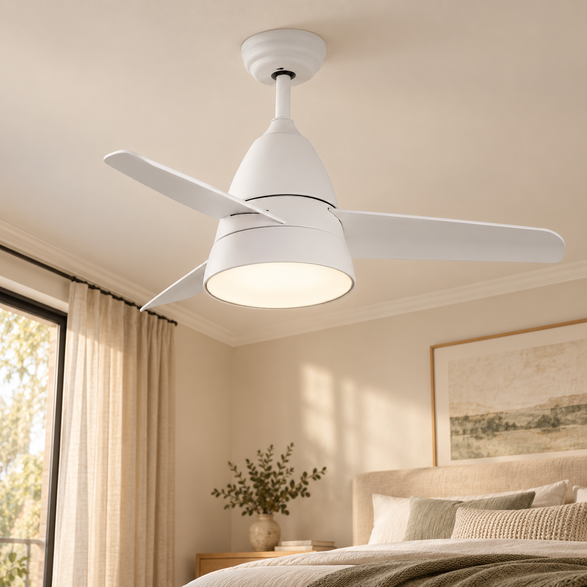 Ventilador de techo blanco Ø91 cm con motor DC y LED CCT, vista en ambiente instalado