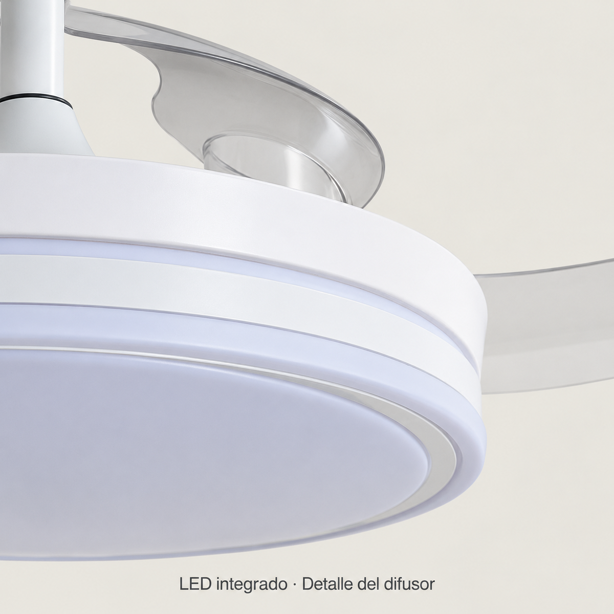 Ventilador de techo blanco con LED y aspas retráctiles, vista detalle