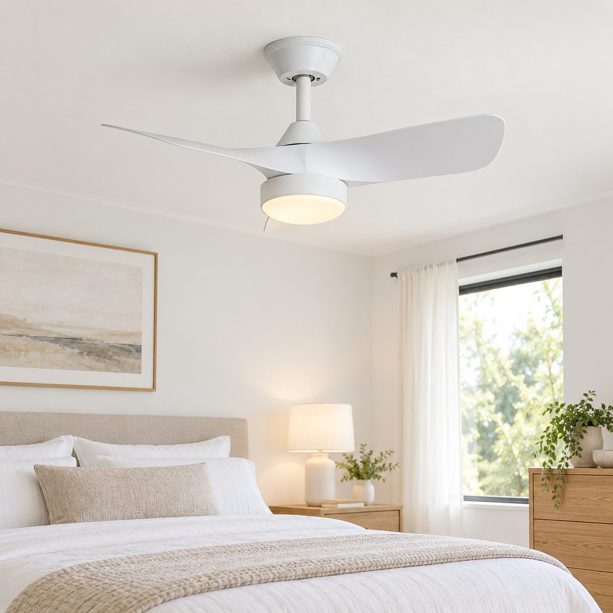 Ventilador de techo blanco con LED y tres aspas fijas, vista ambiente
