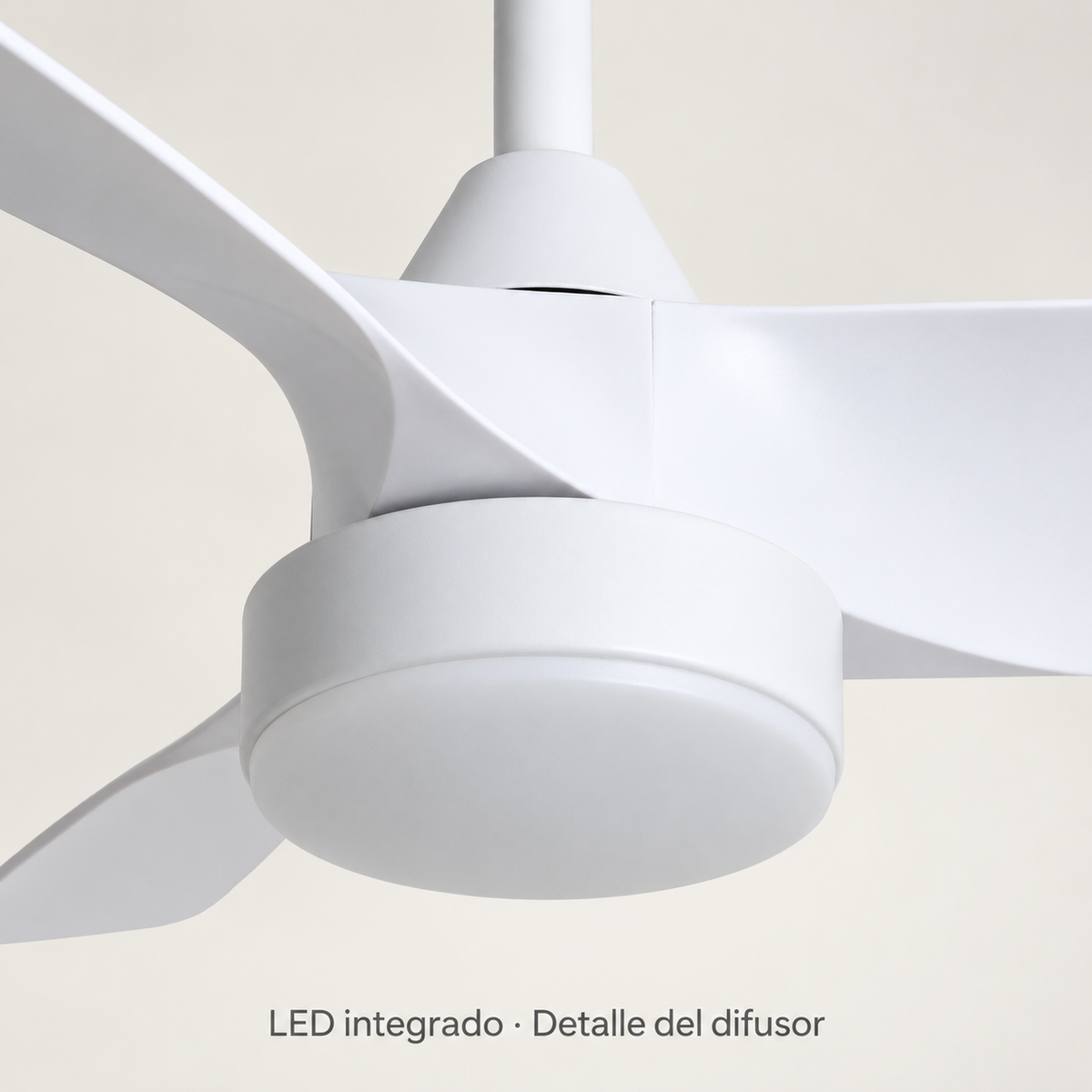 Ventilador de techo blanco con LED y tres aspas fijas, vista detalle