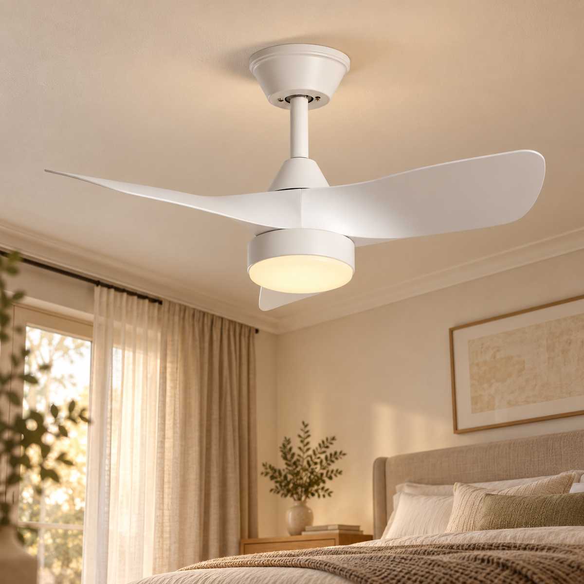 Ventilador de techo blanco Ø76 cm con motor DC y LED CCT, vista en ambiente instalado