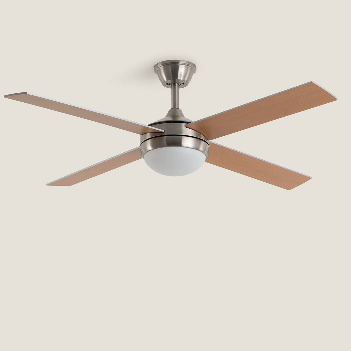 Ventilador de techo níquel con aspas de madera Ø132 cm y LED CCT. vista completa apagada, acabado y forma del producto