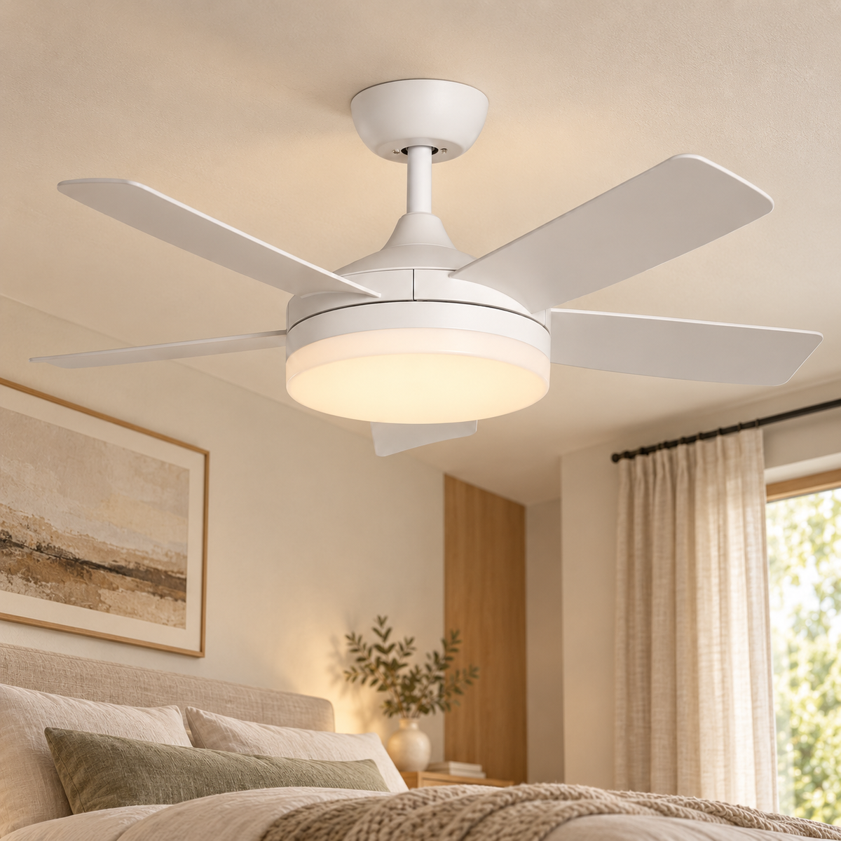 Ventilador de techo blanco Ø106 cm con aspas retráctiles y LED CCT, vista en ambiente instalado