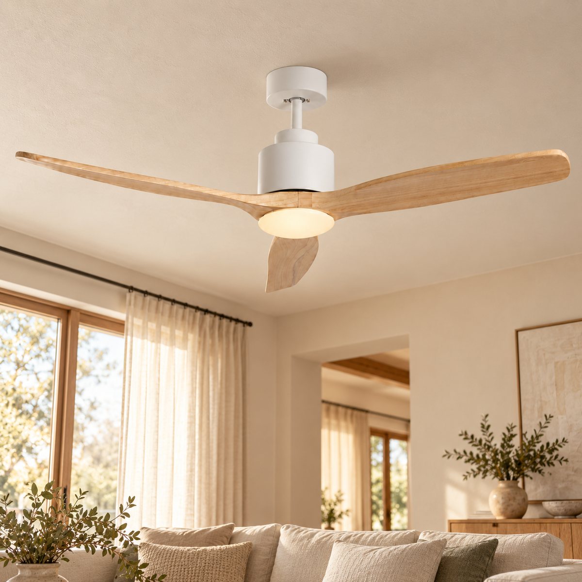 Ventilador de techo blanco Ø132 cm con aspas de madera clara y LED CCT, vista en ambiente instalado