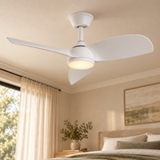 Ventilador de techo blanco Ø90 cm con luz LED CCT, instalado en una habitación