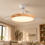 Ventilador de techo blanco y acabado madera con aspas retráctiles LED CCT, instalado en una habitación