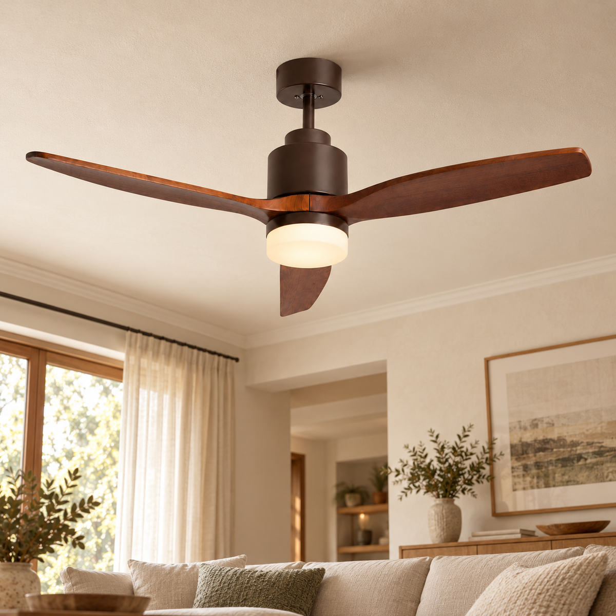 Ventilador de techo marrón Ø132 cm con aspas de madera oscura y LED CCT, instalado en una habitación