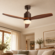 Ventilador de techo marrón Ø132 cm con aspas de madera oscura y LED CCT, instalado en una habitación