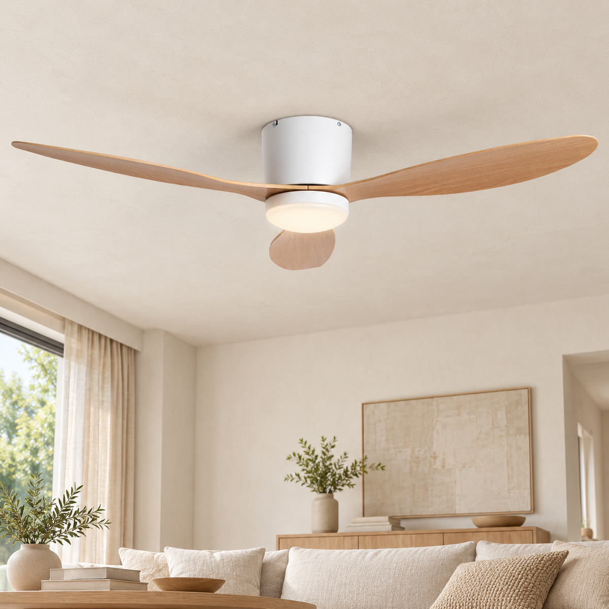 Ventilador de techo blanco y acabado madera clara con LED integrado, instalado en ambiente