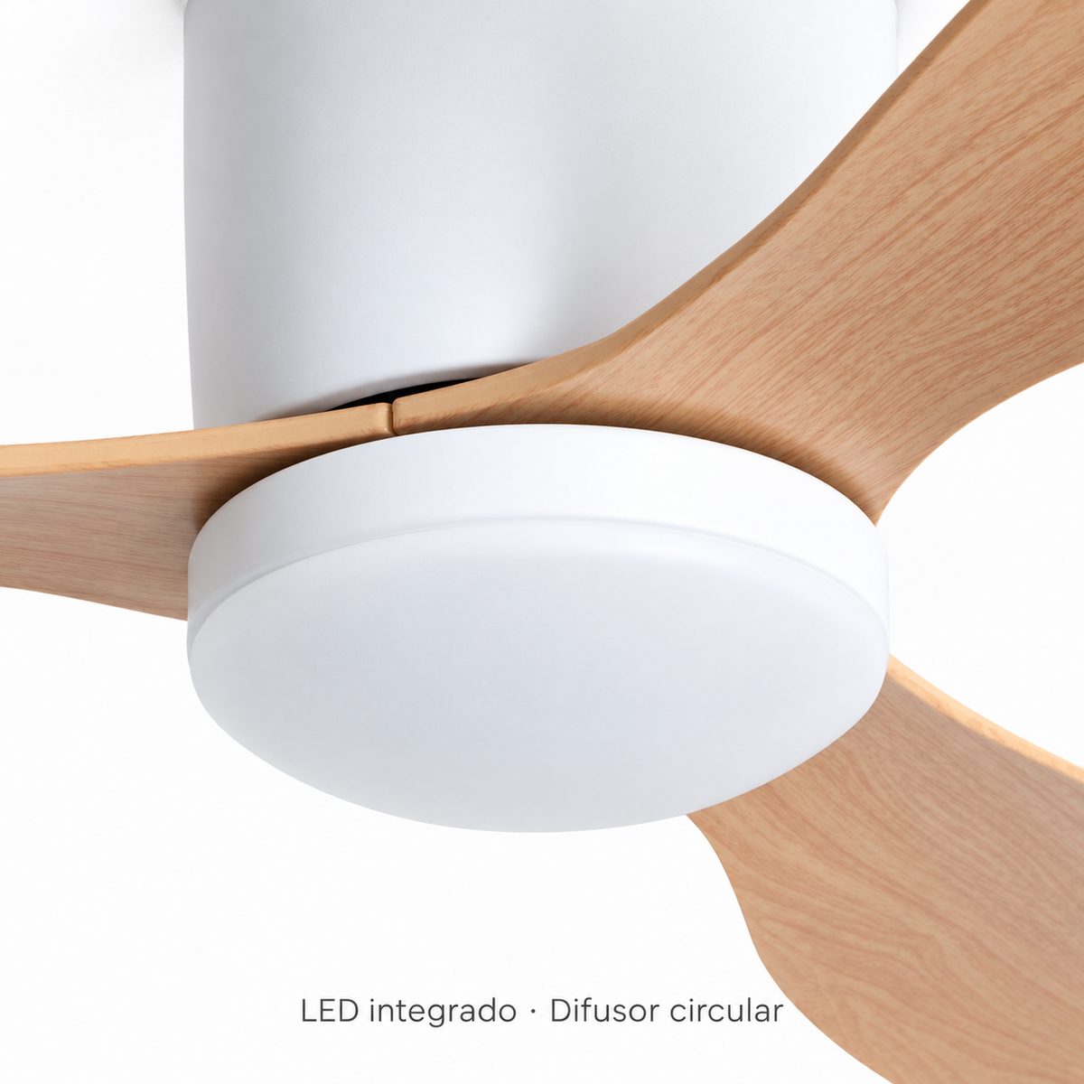 Ventilador de techo blanco y acabado madera clara con LED integrado, detalle del conjunto central