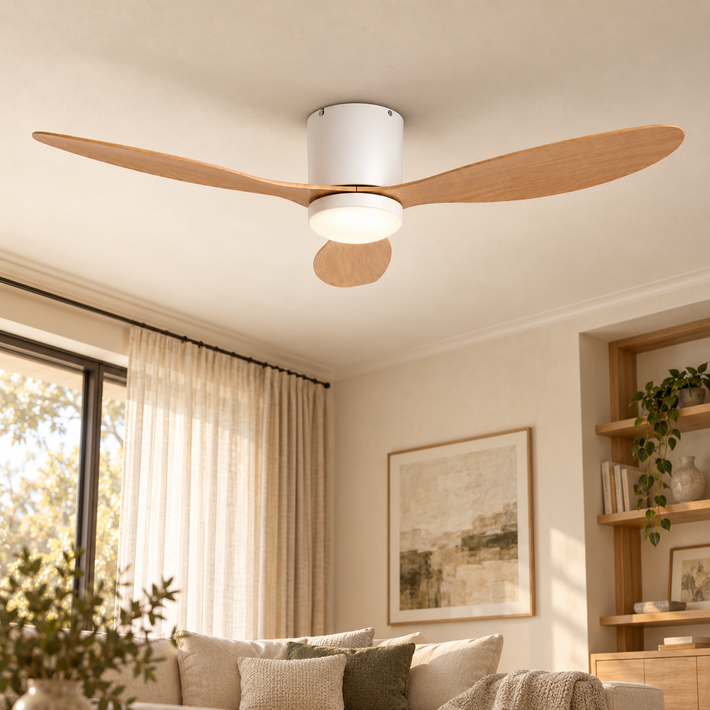 Ventilador de techo bajo blanco y acabado madera Ø132 cm con LED CCT, instalado en una habitación
