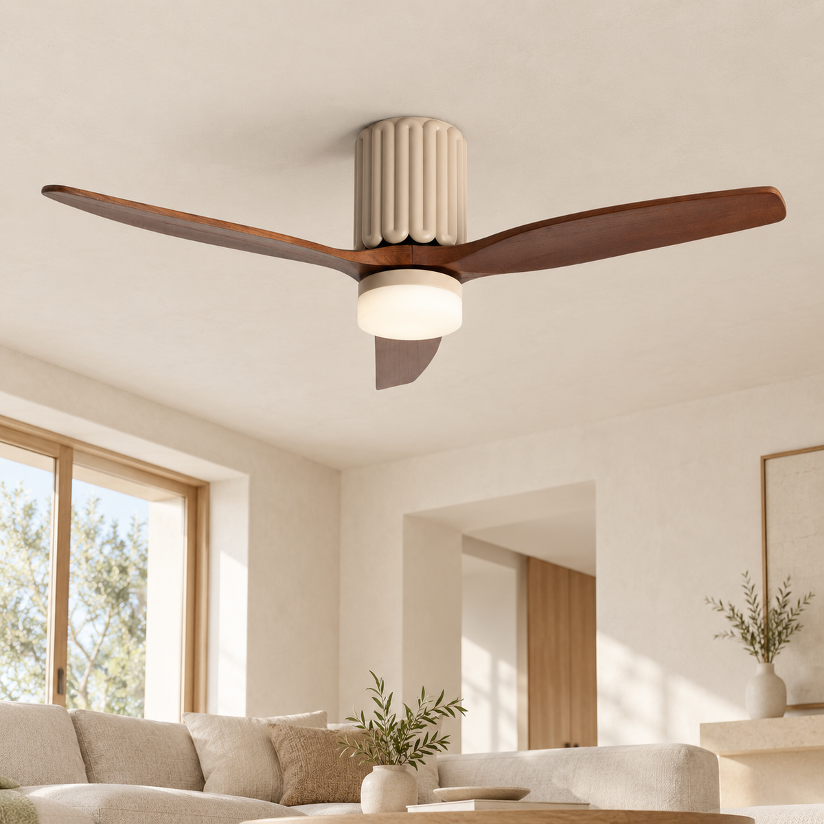 Ventilador de techo beige y madera oscura con cuerpo acanalado y LED integrado, instalado en ambiente