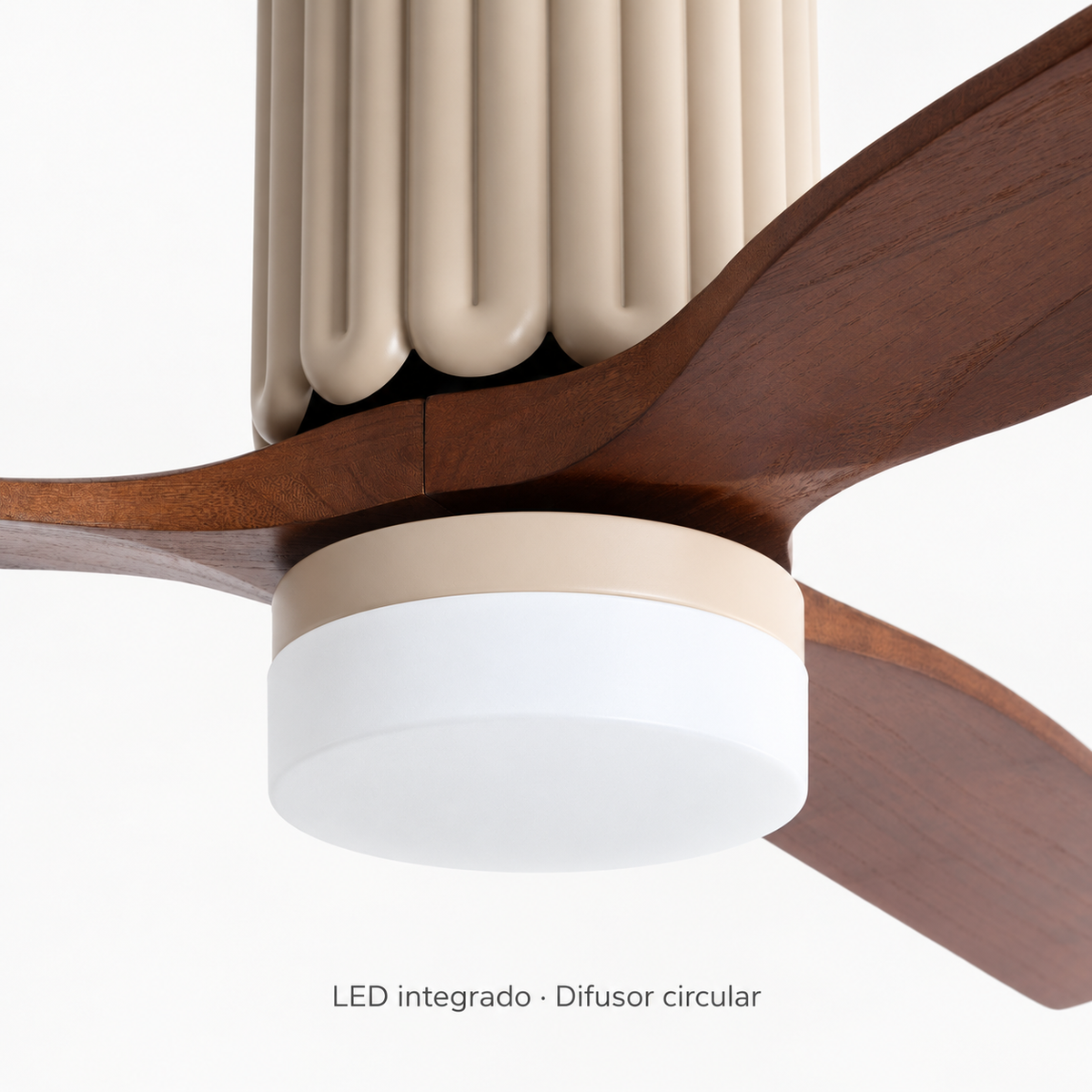 Ventilador de techo beige y madera oscura con cuerpo acanalado y LED integrado, detalle del conjunto central