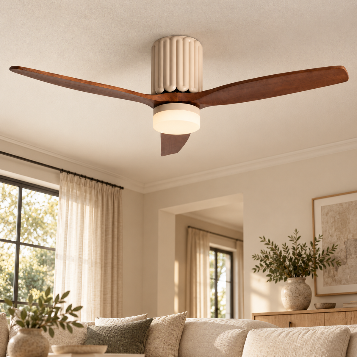 Ventilador de techo beige y madera Ø132 cm con cuerpo acanalado y LED CCT, instalado en una habitación