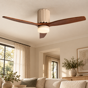 Ventilador de techo beige y madera Ø132 cm con cuerpo acanalado y LED CCT, instalado en una habitación