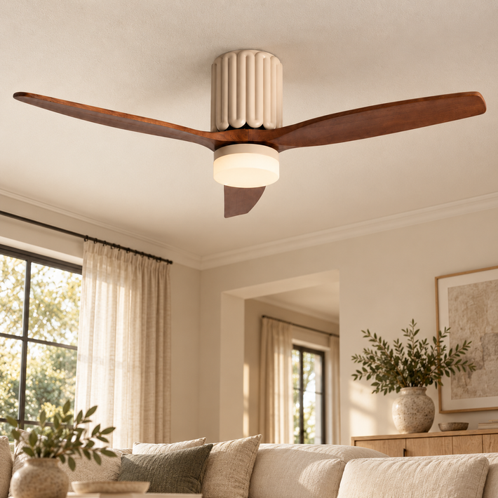 Ventilador de techo beige y madera Ø132 cm con cuerpo acanalado y LED CCT, instalado en una habitación