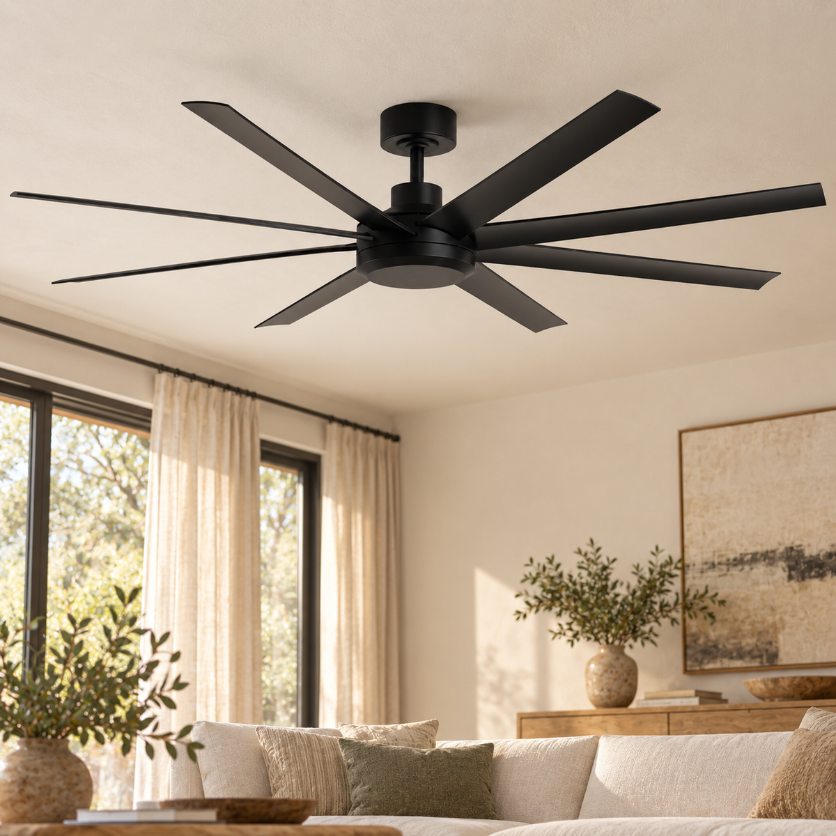 Ventilador de techo negro Ø165 cm de ocho aspas sin luz, instalado en una habitación