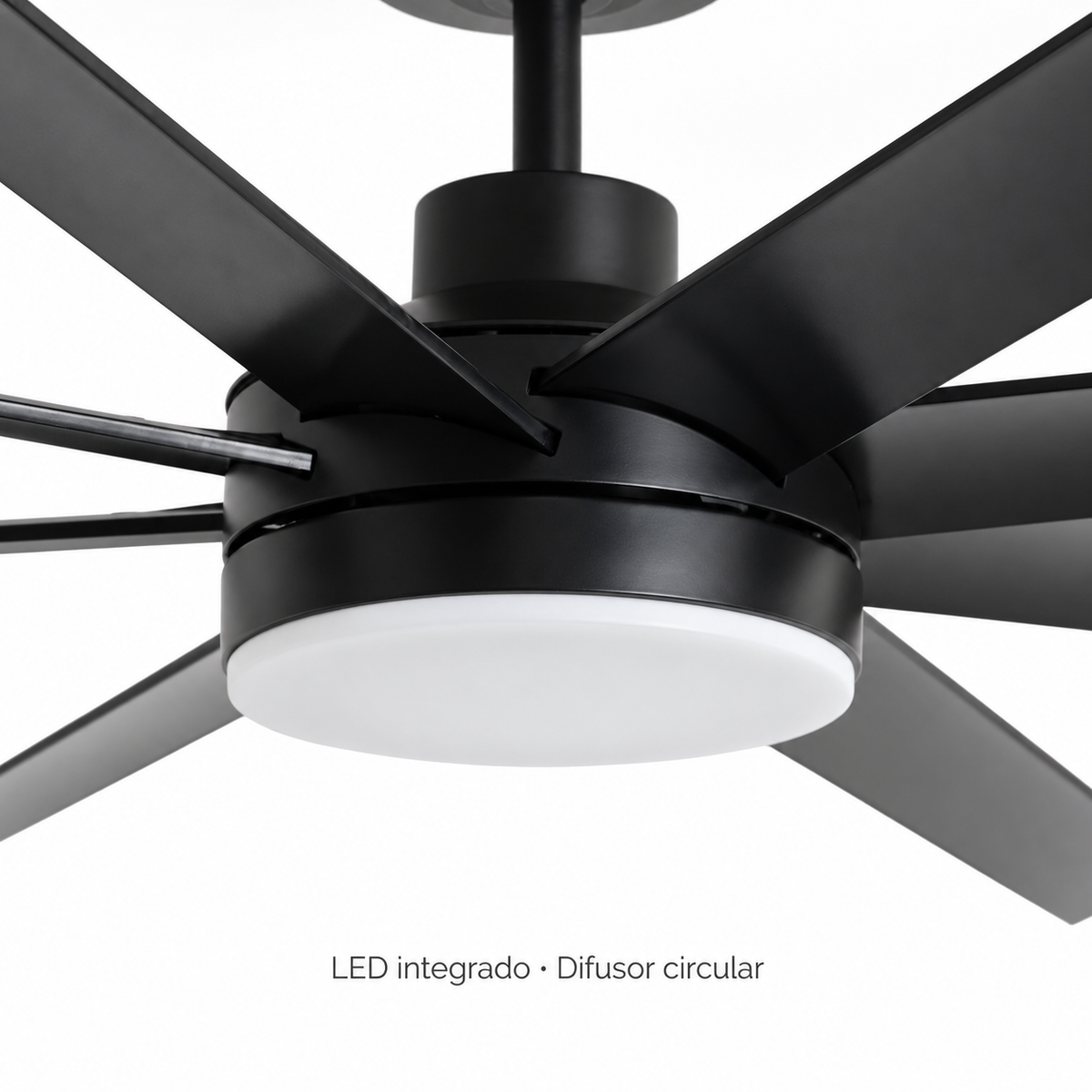 Ventilador de techo negro de ocho aspas con LED integrado, detalle del conjunto central