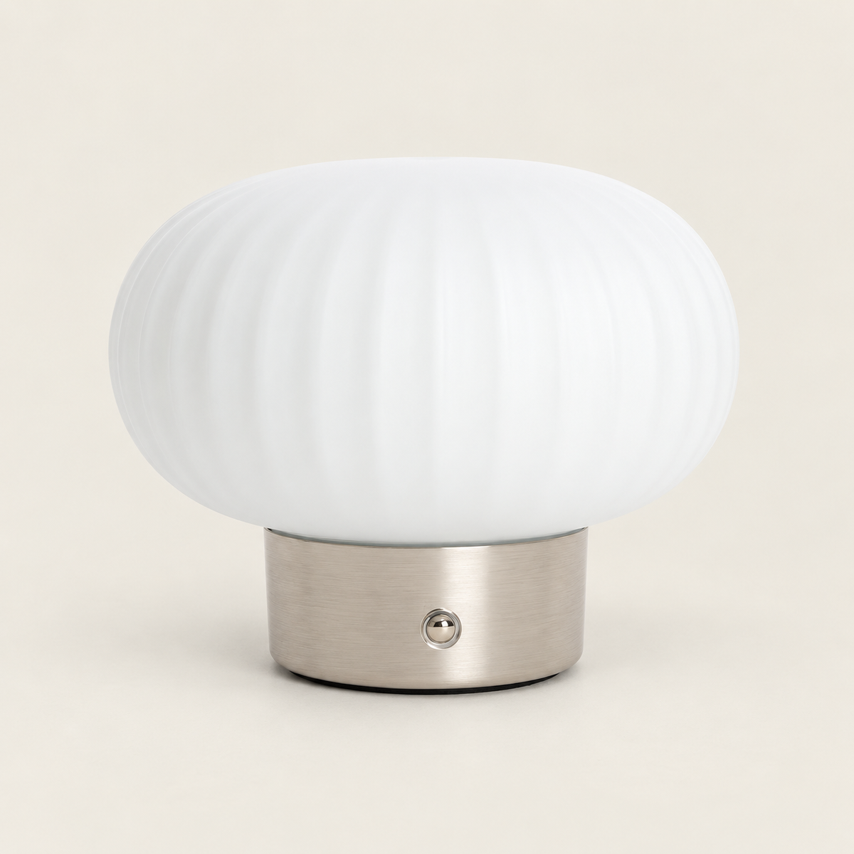 Lámpara de mesa LED apagada con cristal opal y base de níquel cepillado