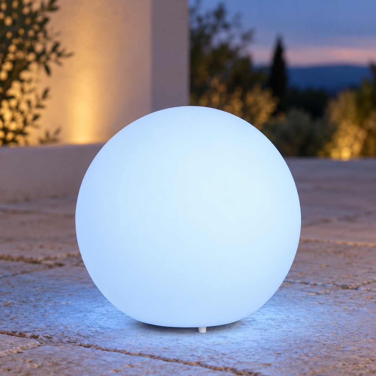 Esfera luminosa con luz azul suave en una terraza clara