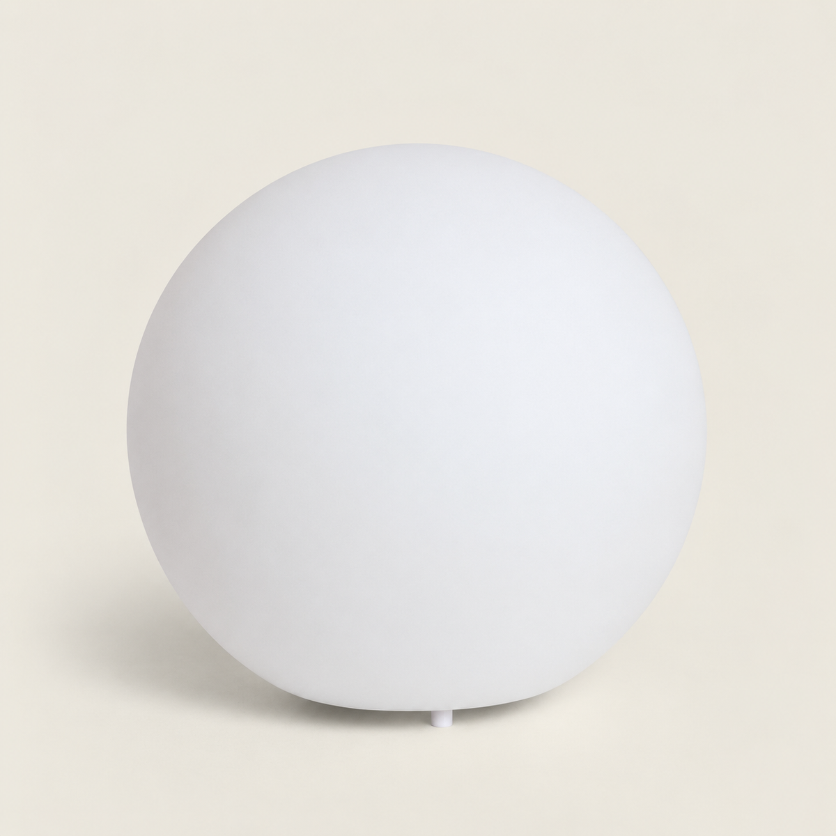 Esfera decorativa apagada con acabado blanco mate sobre fondo claro
