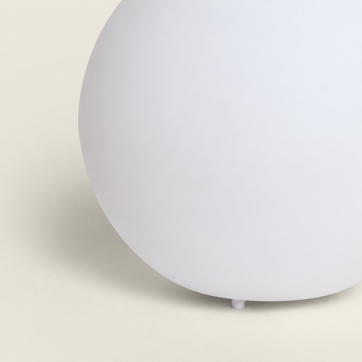 Detalle del difusor blanco y pequeño apoyo de la esfera luminosa