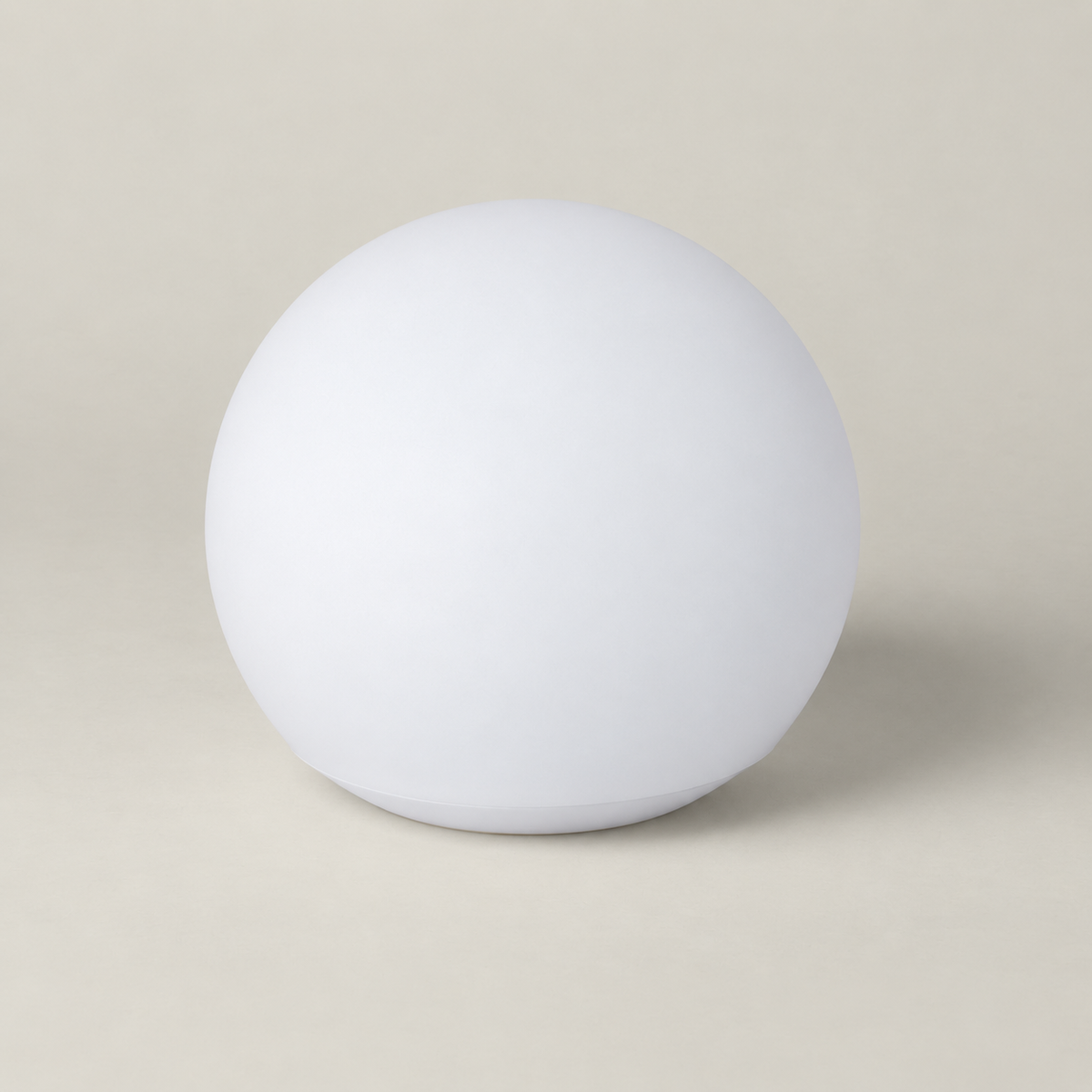 Esfera solar apagada de acabado blanco con base curva sobre fondo claro
