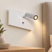 Aplique LED de lectura blanco y cromo con USB-A 8 W 3000 K instalado en ambiente