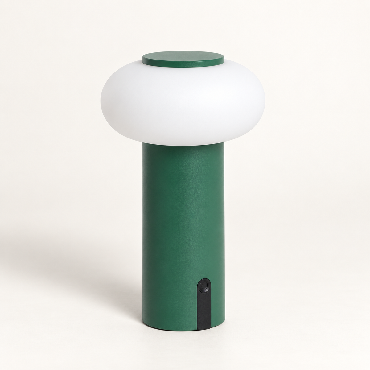 Lámpara de mesa recargable verde apagada con difusor opal y tapa de puertos cerrada