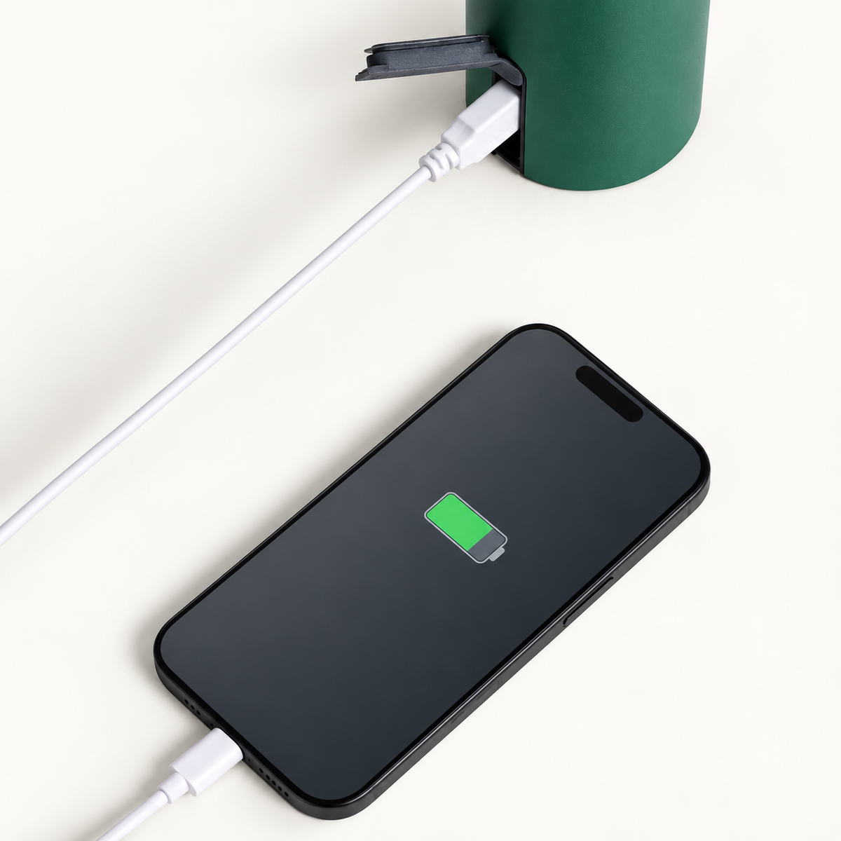 Detalle de la salida USB de la lámpara verde conectada a un teléfono ilustrativo