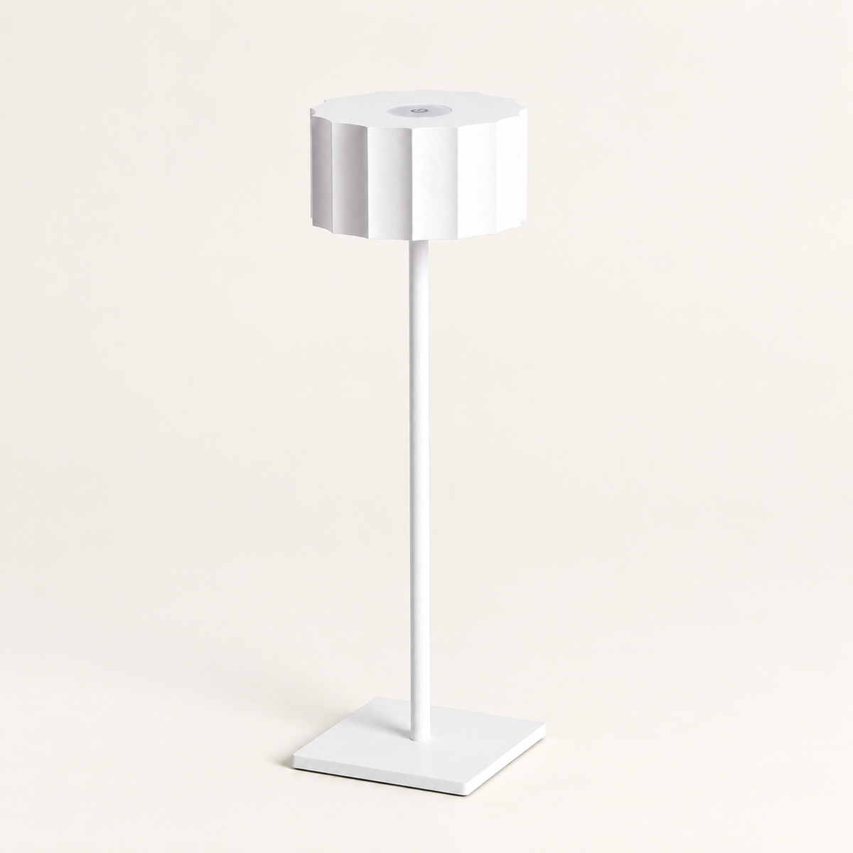 Lámpara de mesa recargable blanca apagada con pantalla facetada, fuste fino y base cuadrada