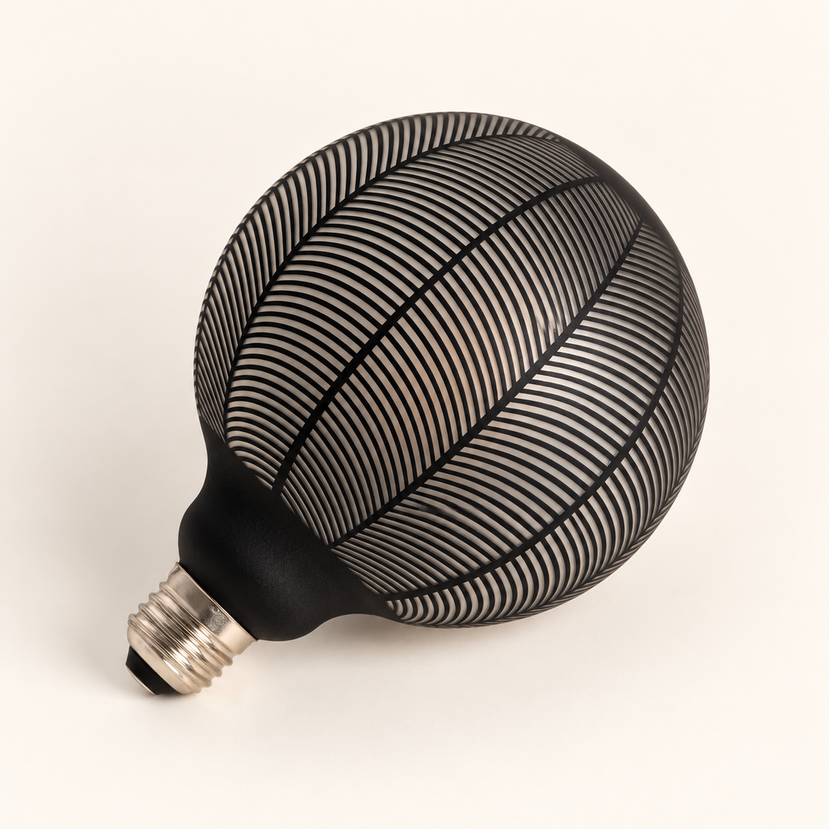 Bombilla decorativa globo apagada con trama curva negra y casquillo E27