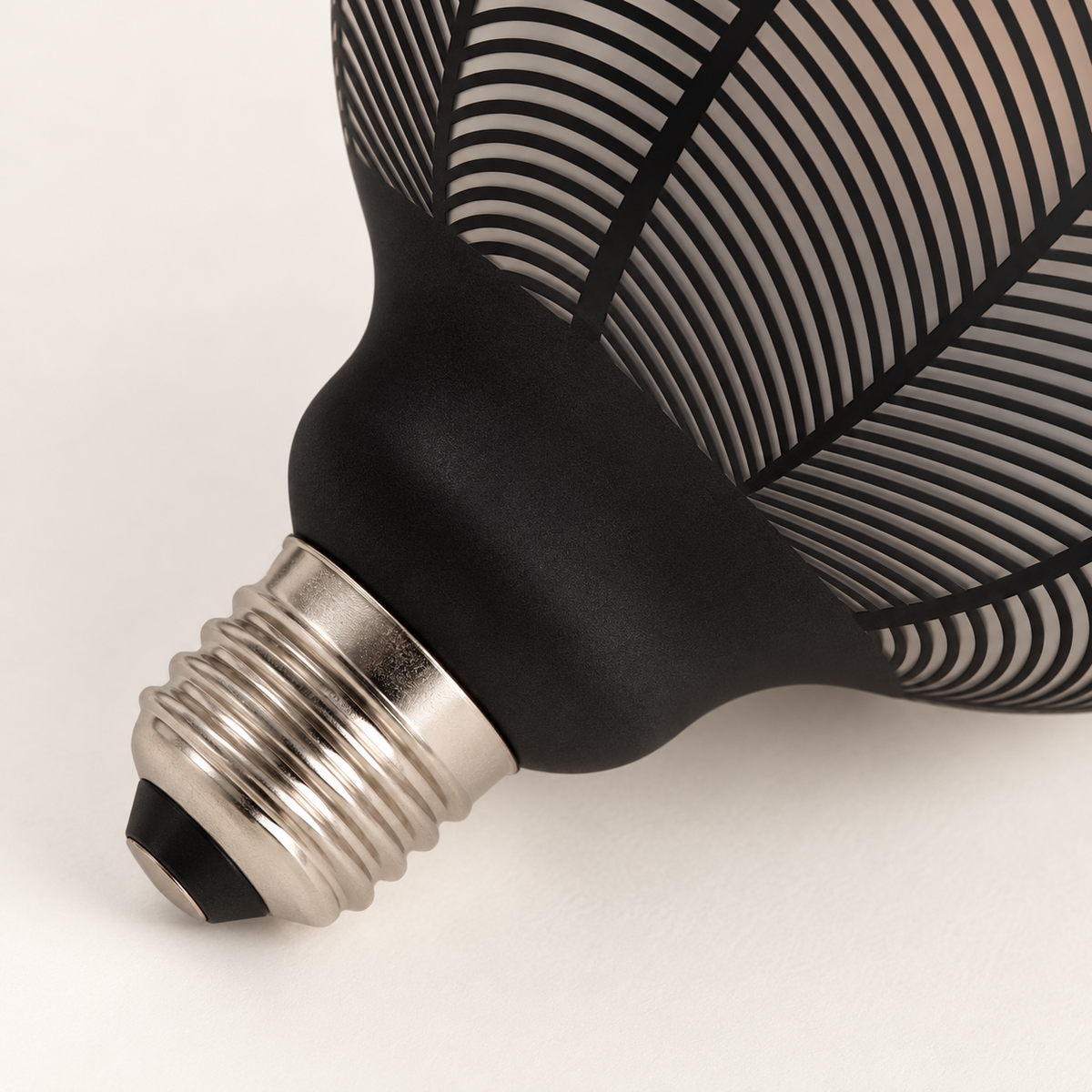 Detalle del casquillo E27 y el cuello negro de la bombilla con trama ornamental