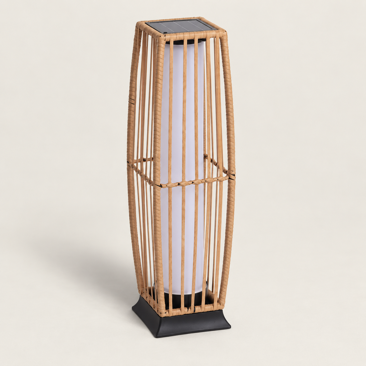 Farol solar de pie apagado con estructura vertical natural y base negra