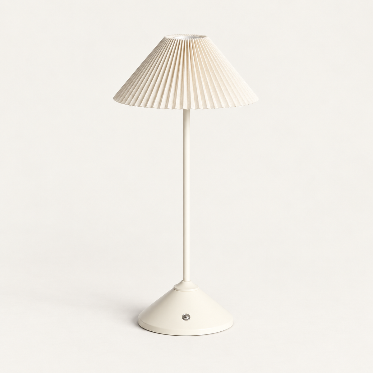 Lámpara portátil beige apagada con pantalla textil plisada y base cónica