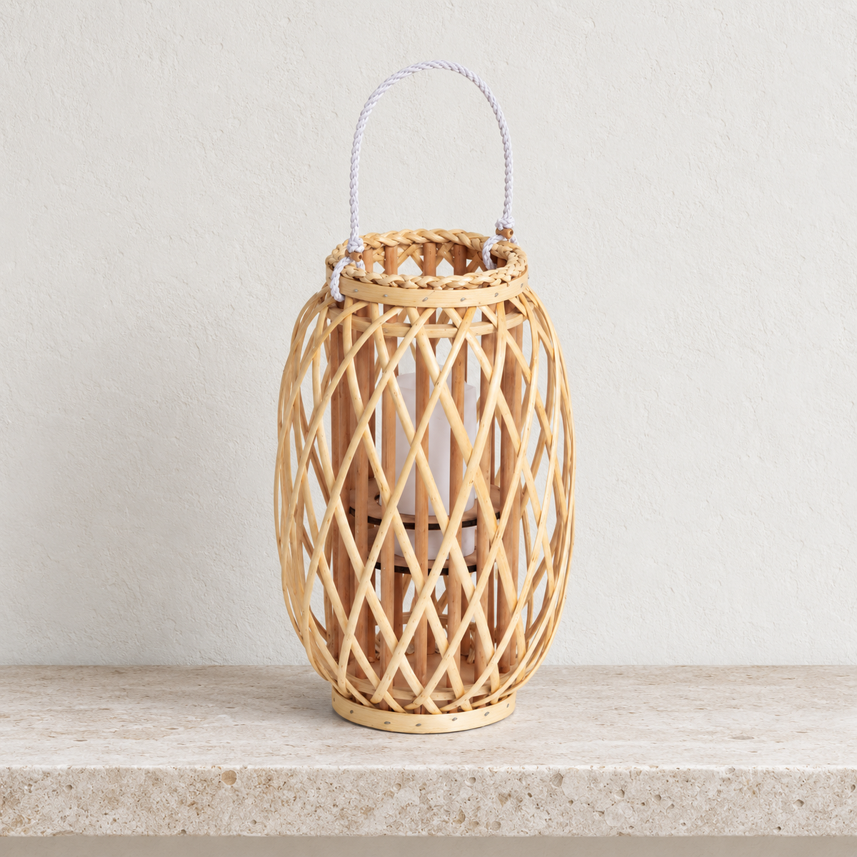 Farol de ratán natural apagado con asa blanca y difusor opal